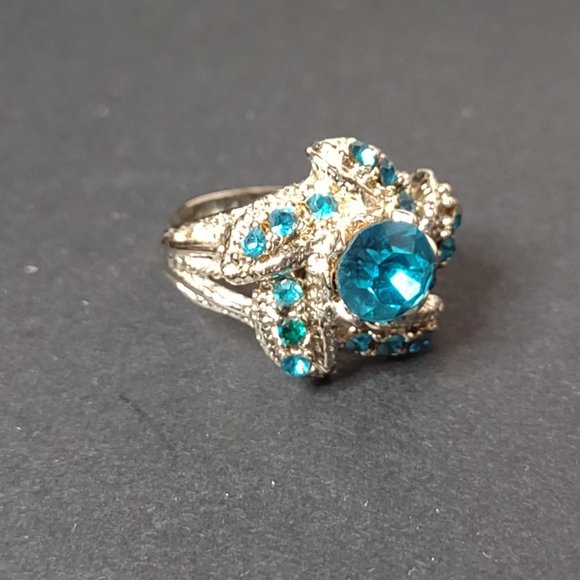 Size 7 Gold Tone Ring With Greenish Blue Plastic Stones - Picture 6 of 9